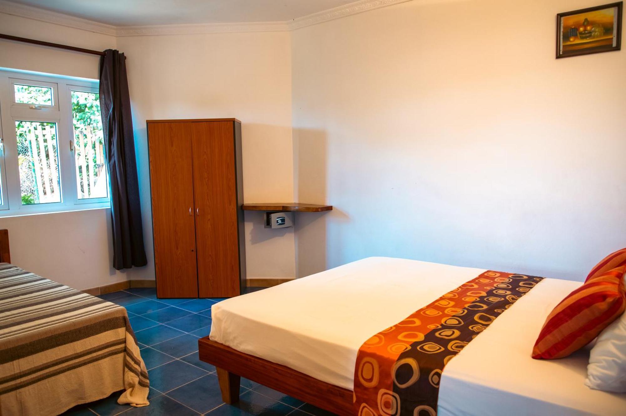 Cavern Apartments Baie Sainte Anne Dış mekan fotoğraf