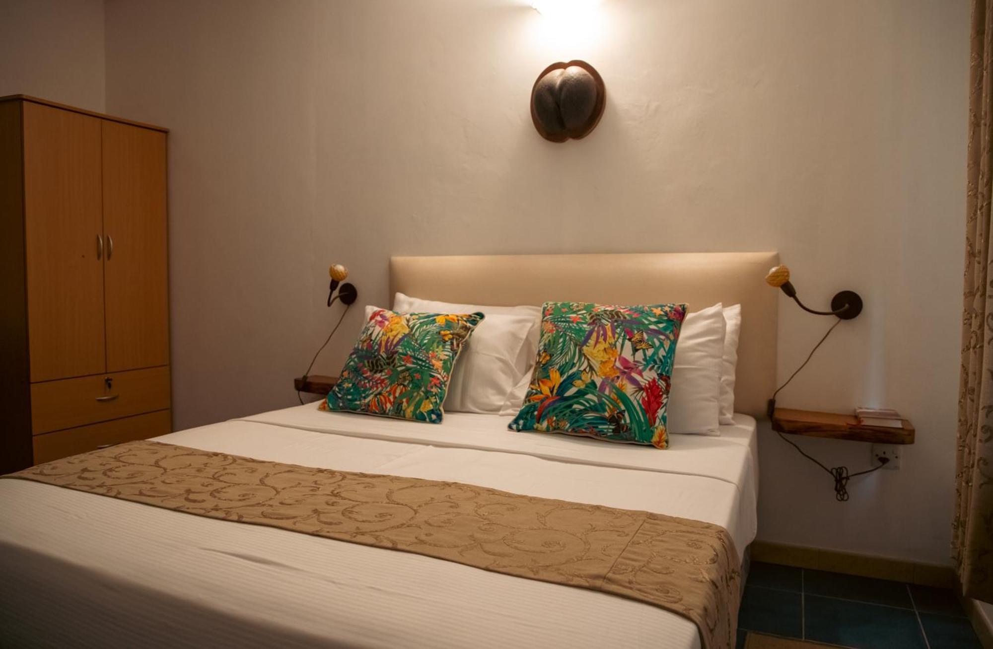 Cavern Apartments Baie Sainte Anne Dış mekan fotoğraf