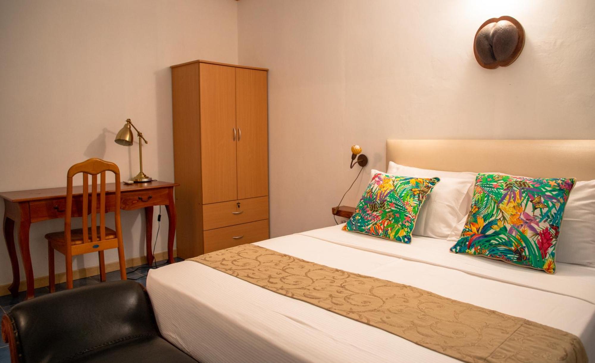 Cavern Apartments Baie Sainte Anne Dış mekan fotoğraf