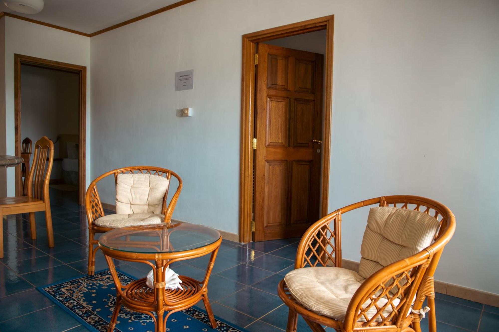 Cavern Apartments Baie Sainte Anne Dış mekan fotoğraf