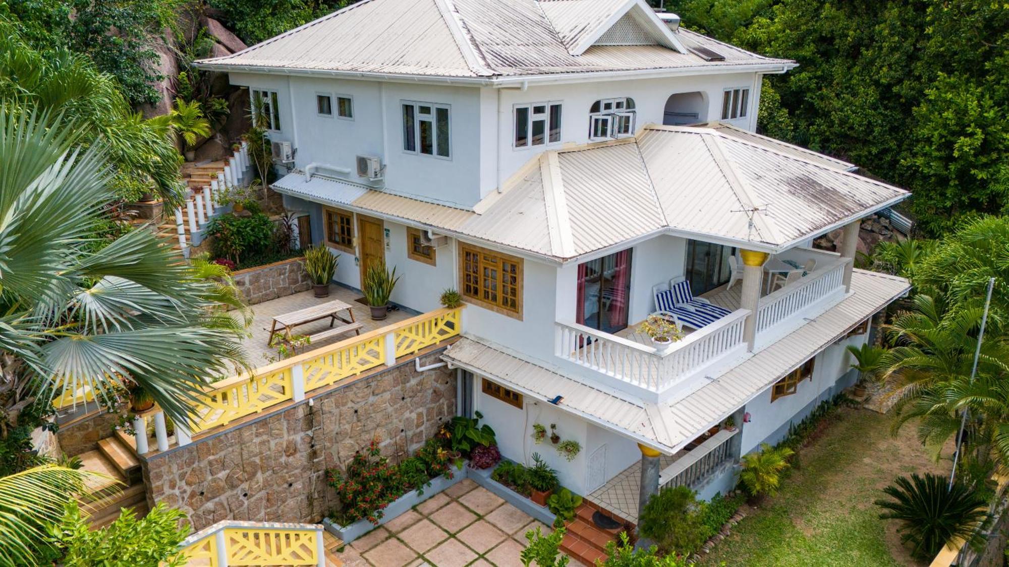 Cavern Apartments Baie Sainte Anne Dış mekan fotoğraf