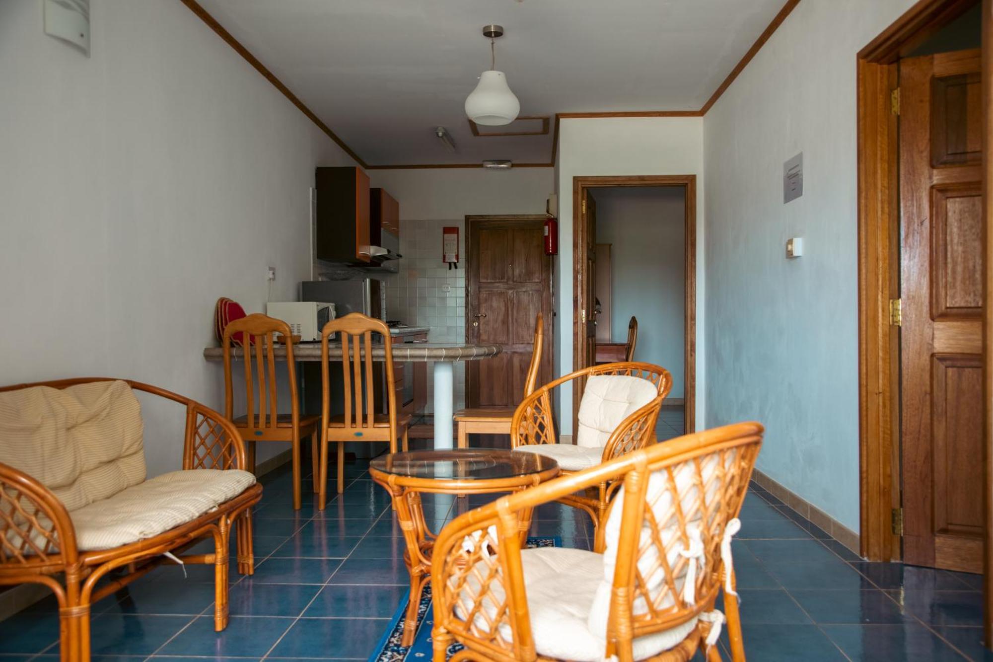 Cavern Apartments Baie Sainte Anne Dış mekan fotoğraf