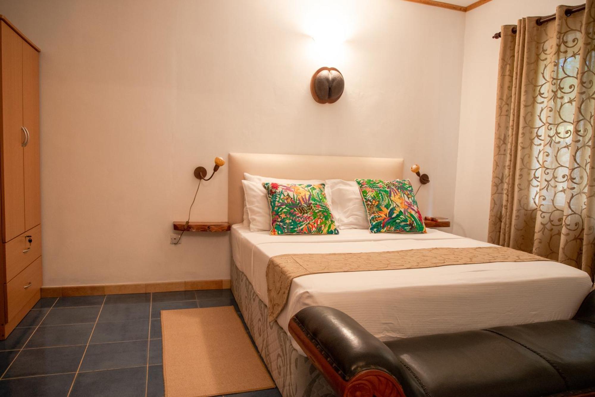 Cavern Apartments Baie Sainte Anne Dış mekan fotoğraf