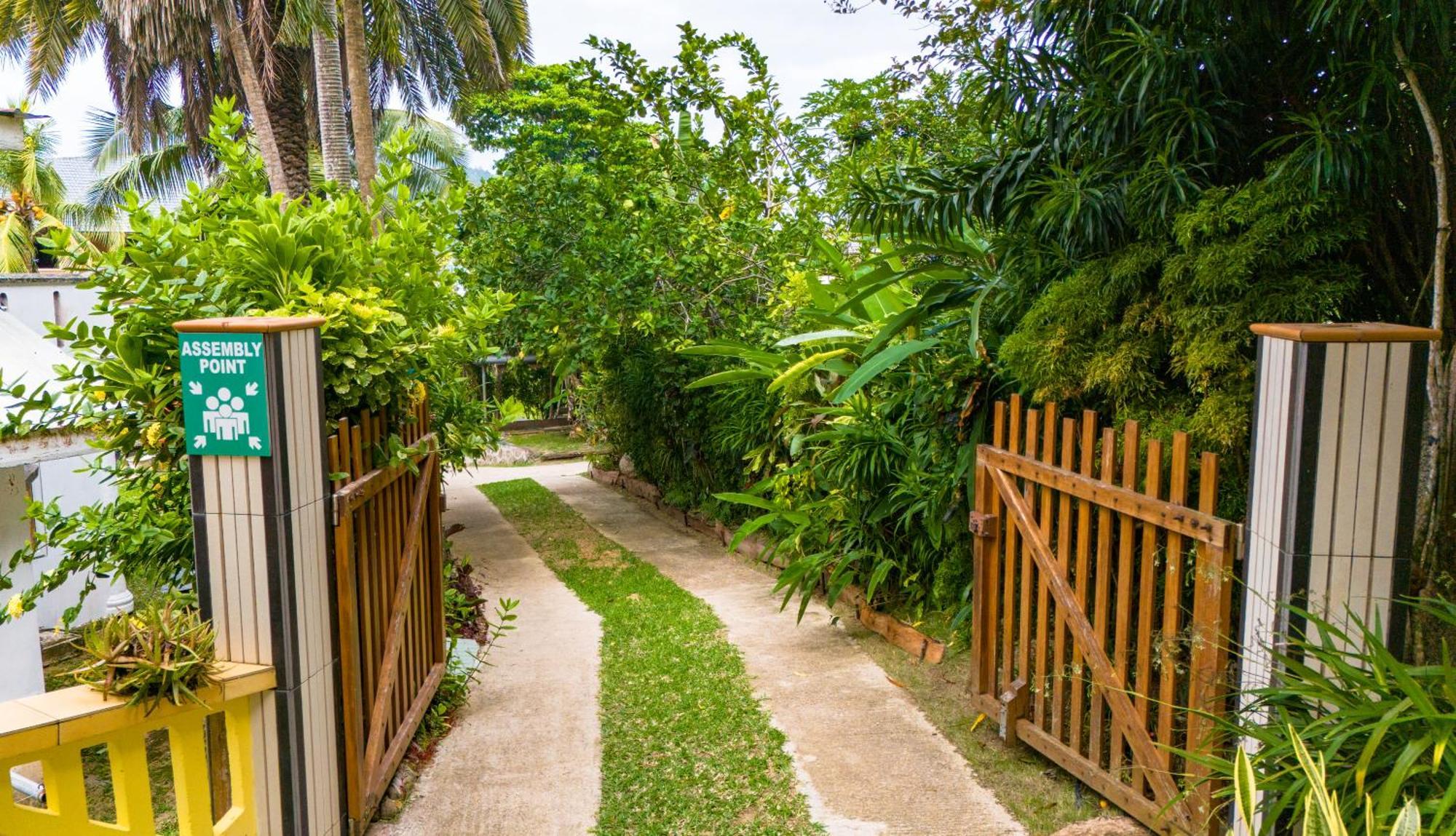 Cavern Apartments Baie Sainte Anne Dış mekan fotoğraf