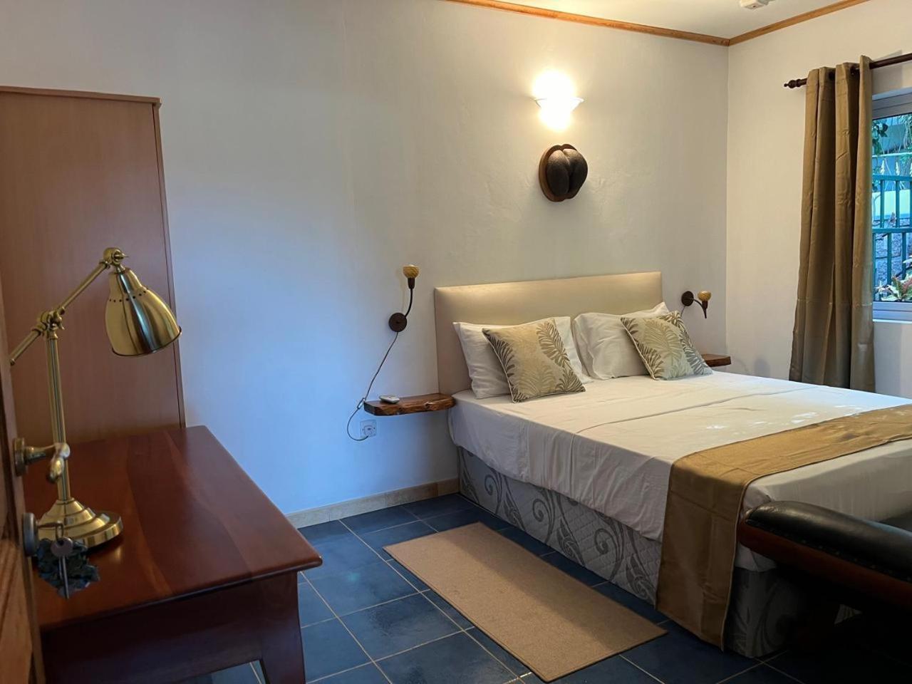 Cavern Apartments Baie Sainte Anne Dış mekan fotoğraf