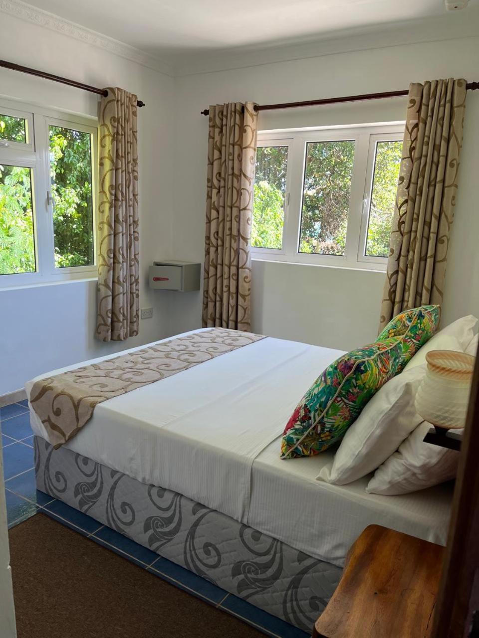 Cavern Apartments Baie Sainte Anne Dış mekan fotoğraf