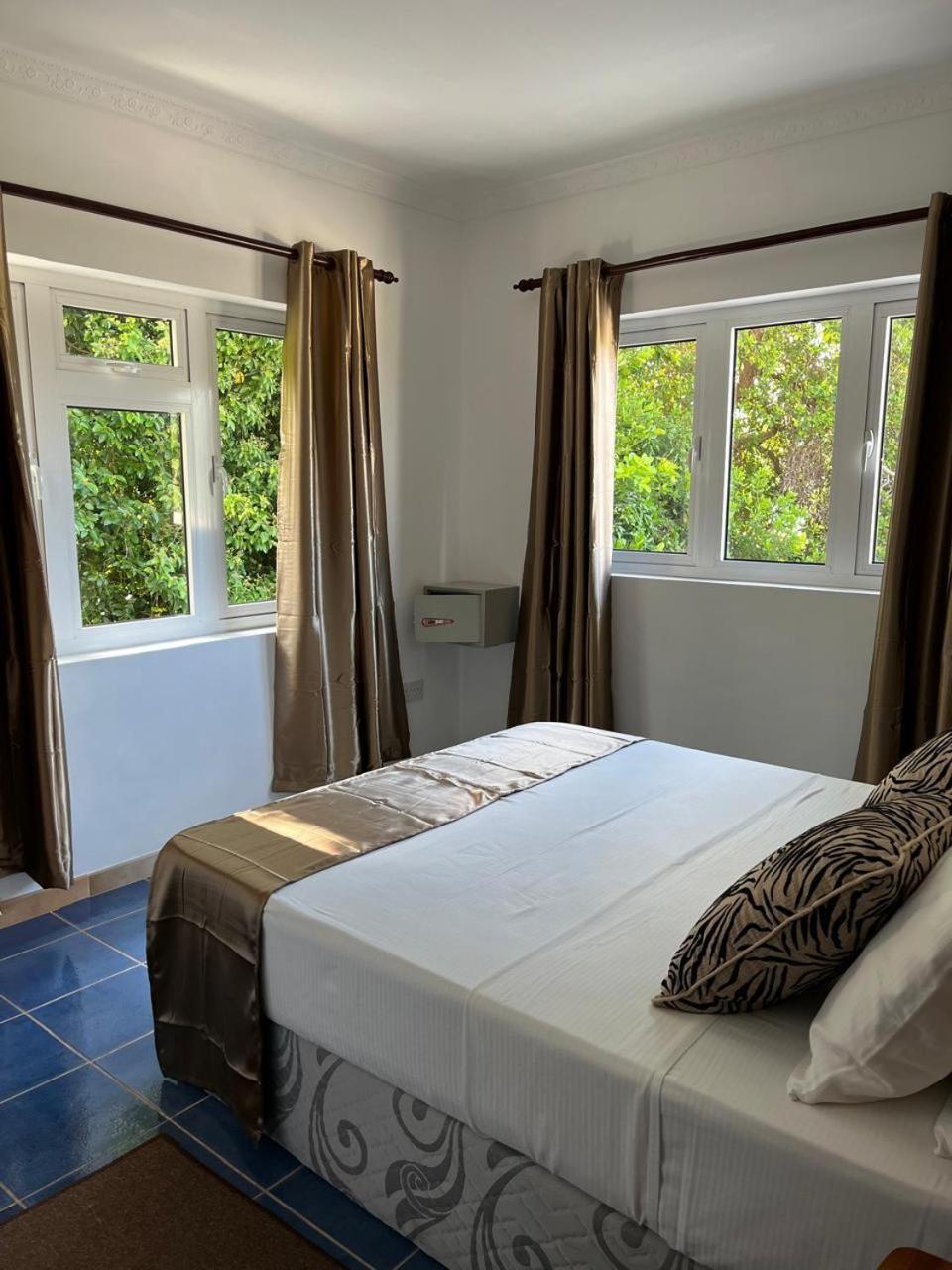 Cavern Apartments Baie Sainte Anne Dış mekan fotoğraf