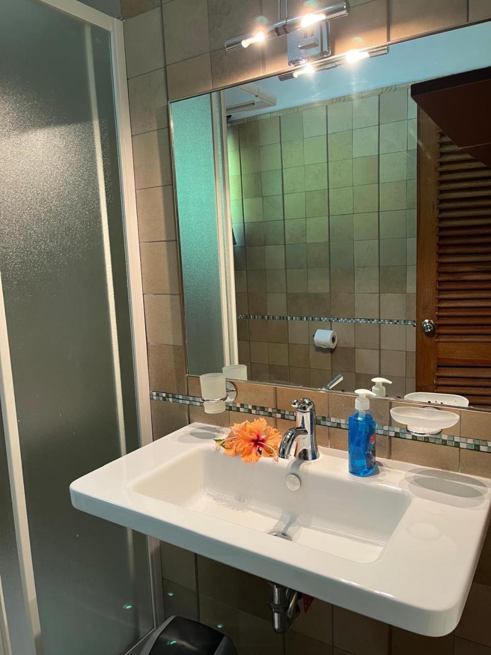 Cavern Apartments Baie Sainte Anne Dış mekan fotoğraf