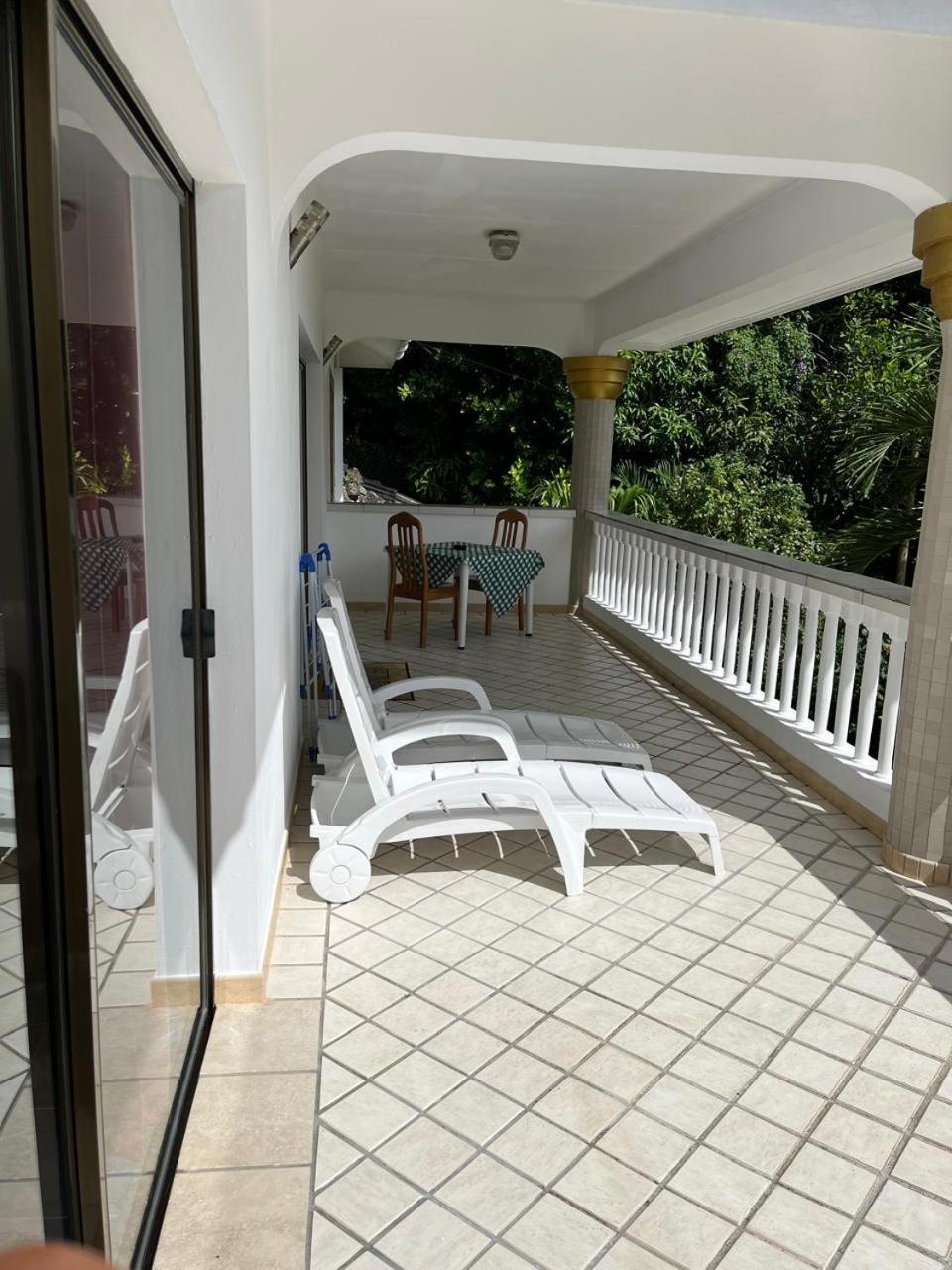 Cavern Apartments Baie Sainte Anne Dış mekan fotoğraf