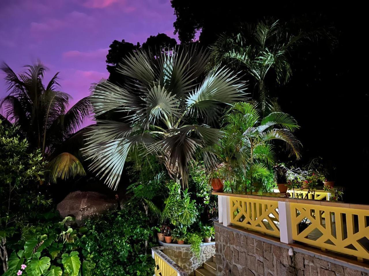 Cavern Apartments Baie Sainte Anne Dış mekan fotoğraf