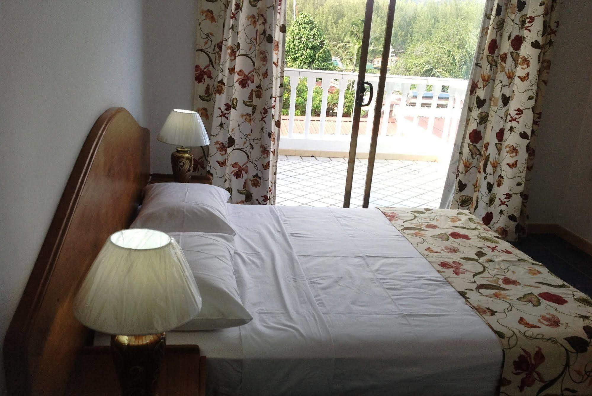 Cavern Apartments Baie Sainte Anne Dış mekan fotoğraf